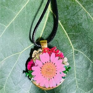 Real flower necklace 🌸